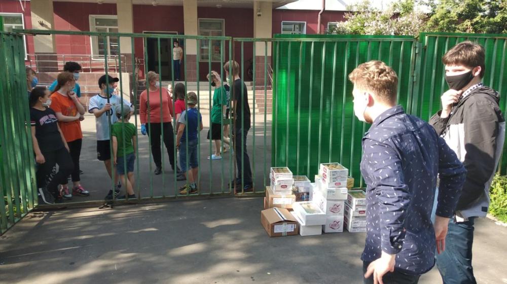 Комсомольцы Москвы поздравили воспитанников детского дома в Филях