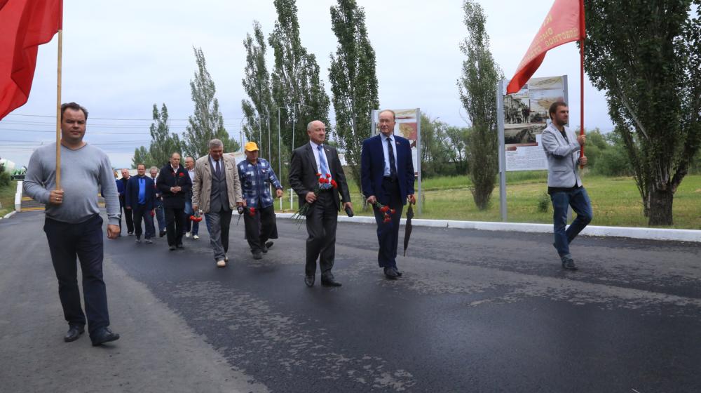 Омск: депутаты возложили венки