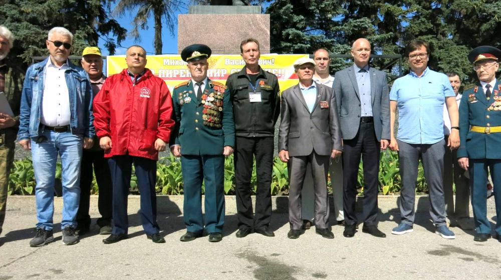 В честь 100-летия Чувашской автономии коммунисты по всей Чувашии возложили цветы к памятникам Владимиру Ильичу Ленину