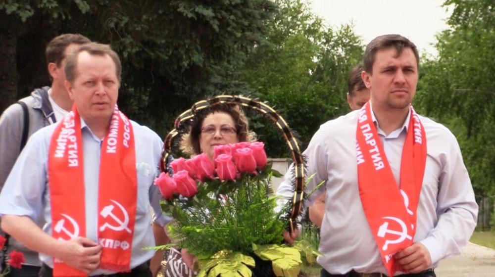Саратовские коммунисты отметили День памяти и скорби и провели пикеты против "кремлевских" поправок в Конституцию РФ