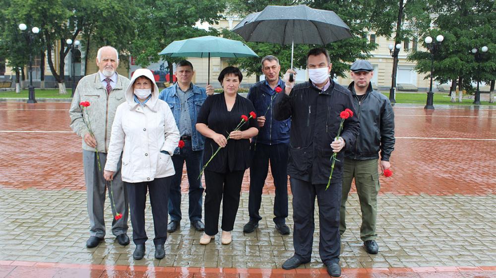 Коммунисты Амурской области провели возложение к памятнику землякам, погибшим в годы Великой Отечественной войны