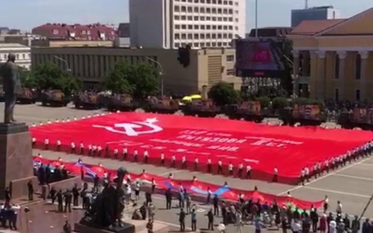 Коммунисты организовали вынос самого большого в мире Знамени Победы на параде в Ставрополе