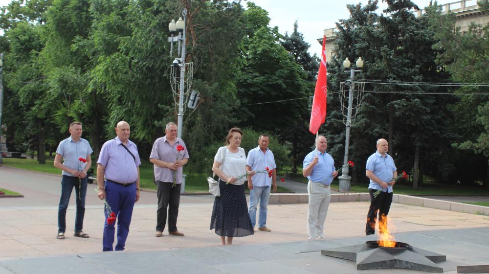 Сталинградские коммунисты почтили память погибших в годы Великой Отечественной войны