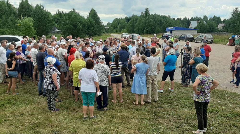 В Кировской области на встречу с журналистами телеканала “Красная Линия” пришли сотни людей, недовольных деятельностью правительства Александра Чурина