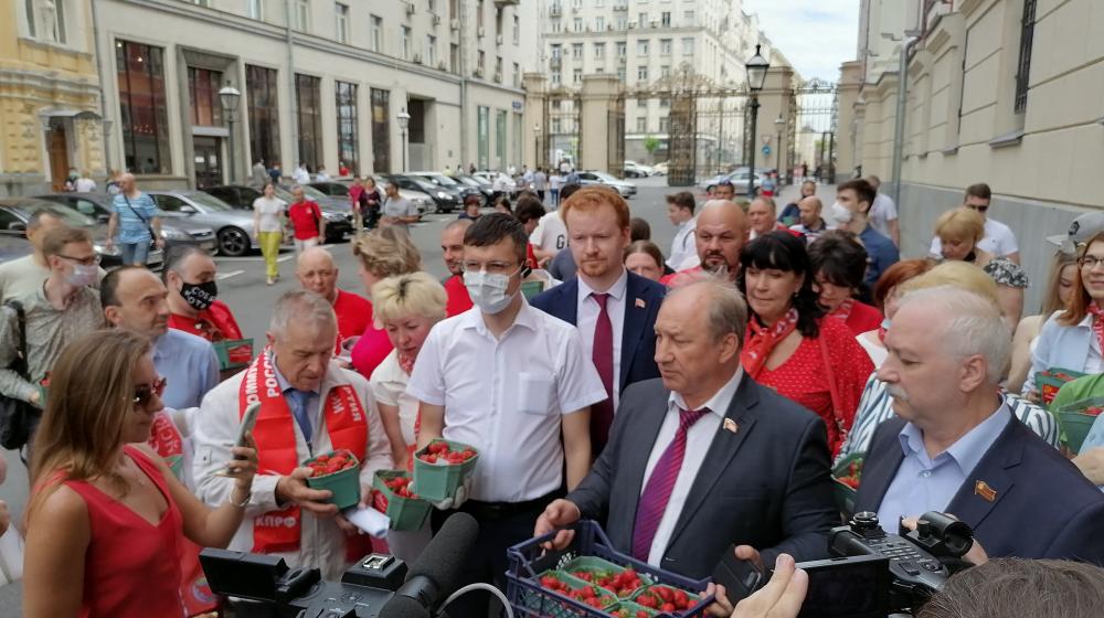 Мэр Москвы! Мы хотим своих ягод, а не из Турции!