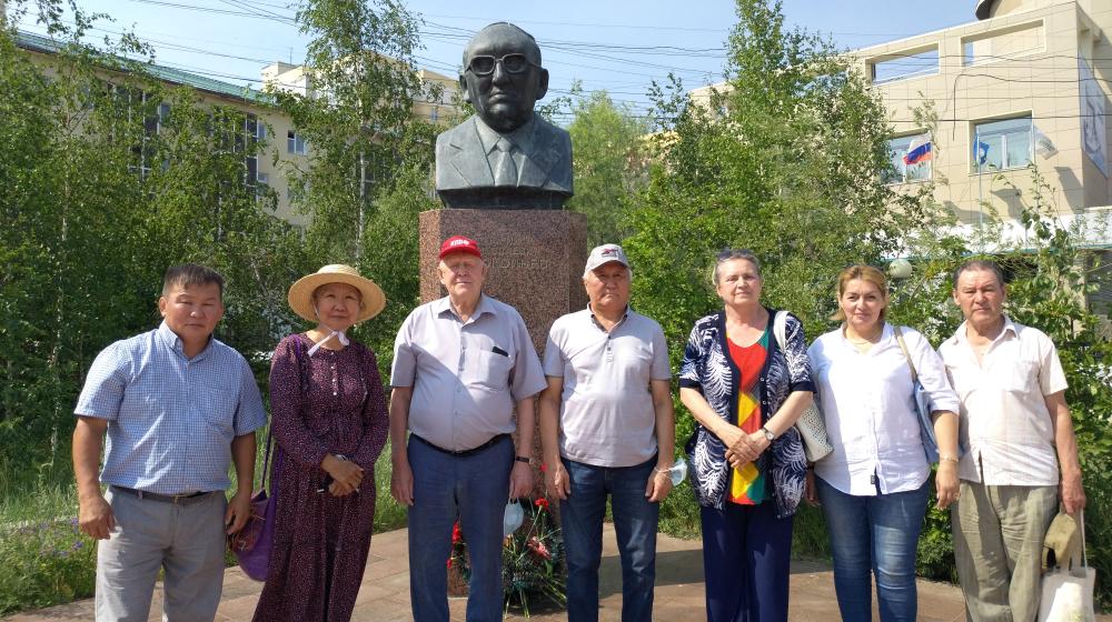 В Якутске возложили цветы к бюсту государственного деятеля Юрия Прокопьева