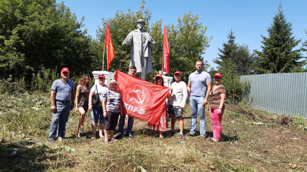 Тюменские коммунисты отремонтировали памятник В.И. Ленину в Новой Заимке