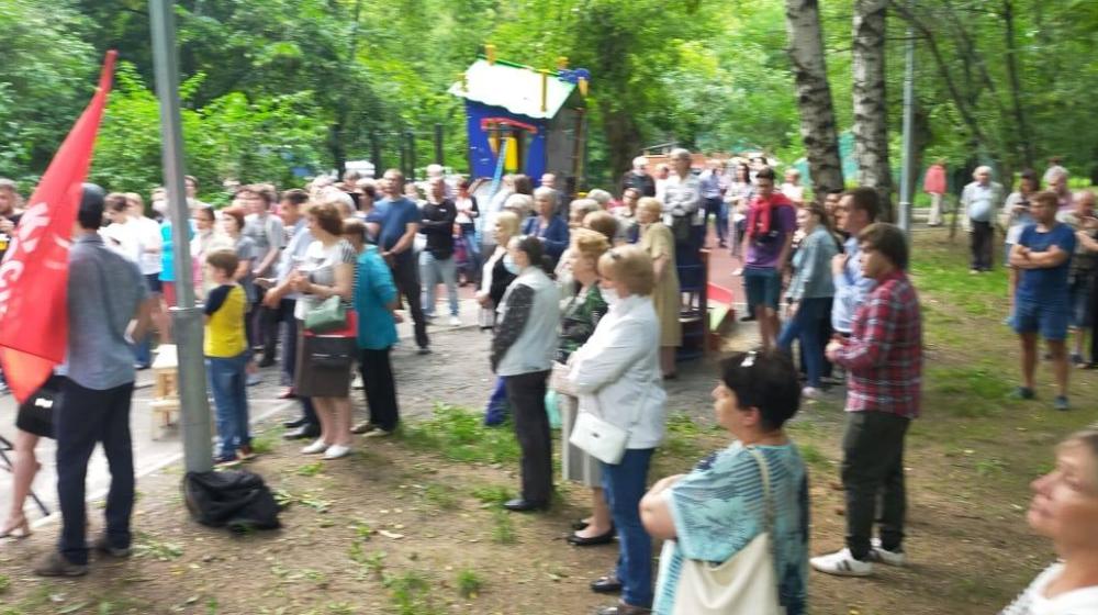 Москва. Встреча депутатов-коммунистов с жителями столичного района Щукино
