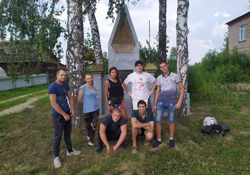 Новосибирская область: Мошковские комсомольцы взяли шефство над памятником героям-революционерам