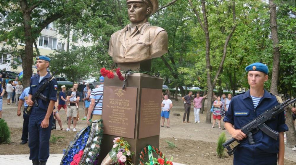 Республика Крым. В Феодосии отпраздновали 90 лет ВДВ