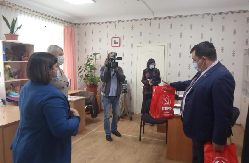 Забайкальские коммунисты помогли маленьким читинцам собраться в школу