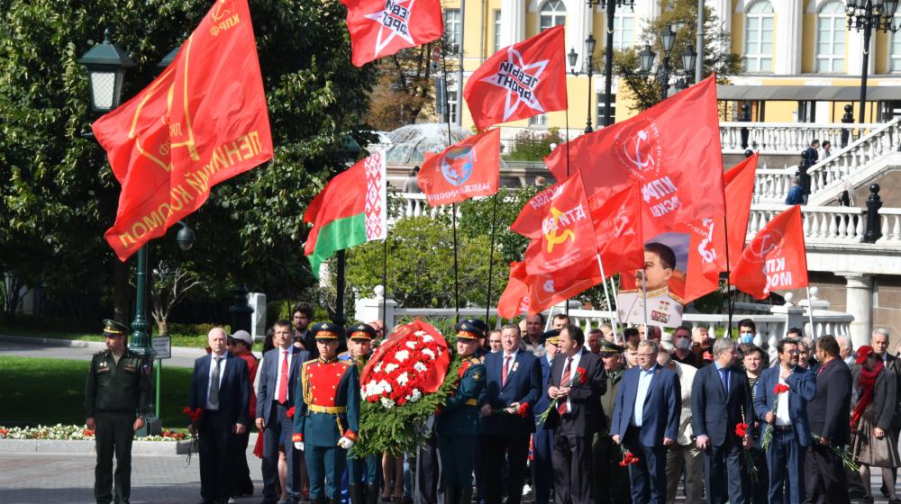В 75-ю годовщину победы над Японией состоялось возложение цветов к Могиле Неизвестного солдата у Кремлевской стены
