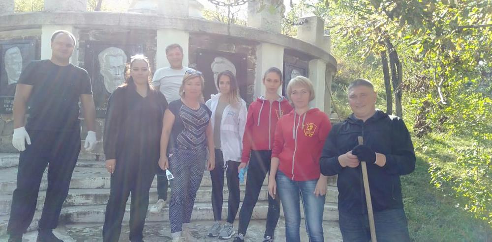 Забайкальский край. Комсомольцы и волонтёры привели в порядок памятник борцам революции 1905 года в Чите