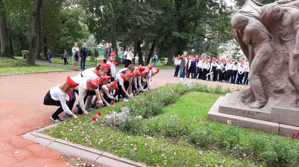 Московская область. В Горках Ленинских приняли в пионеры группу школьников