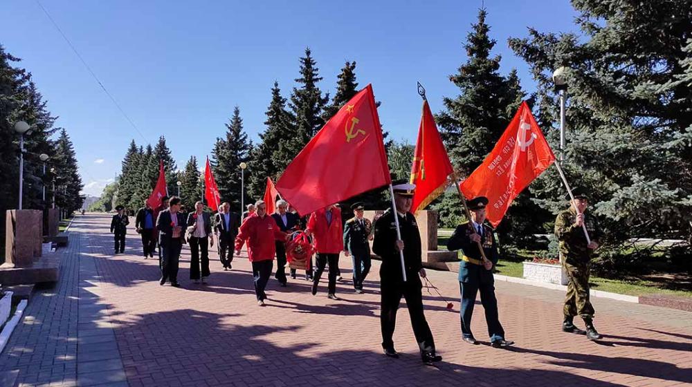 Республика Чувашия, Чебоксары. Цветы к Вечному огню в день 75-летия Победы над милитаристской Японией