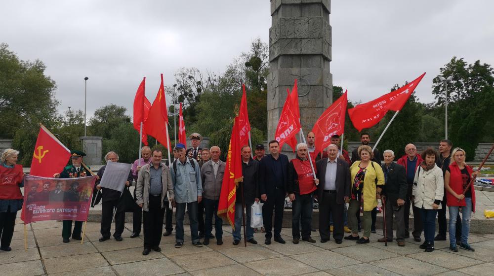 Калининградские коммунисты возложили цветы в честь окончания Второй мировой войны
