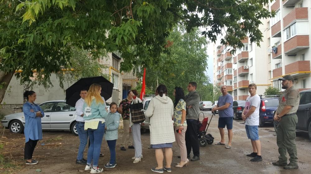 Самарская область. Депутат КПРФ Алексей Лескин проводит дворовые встречи с избирателями