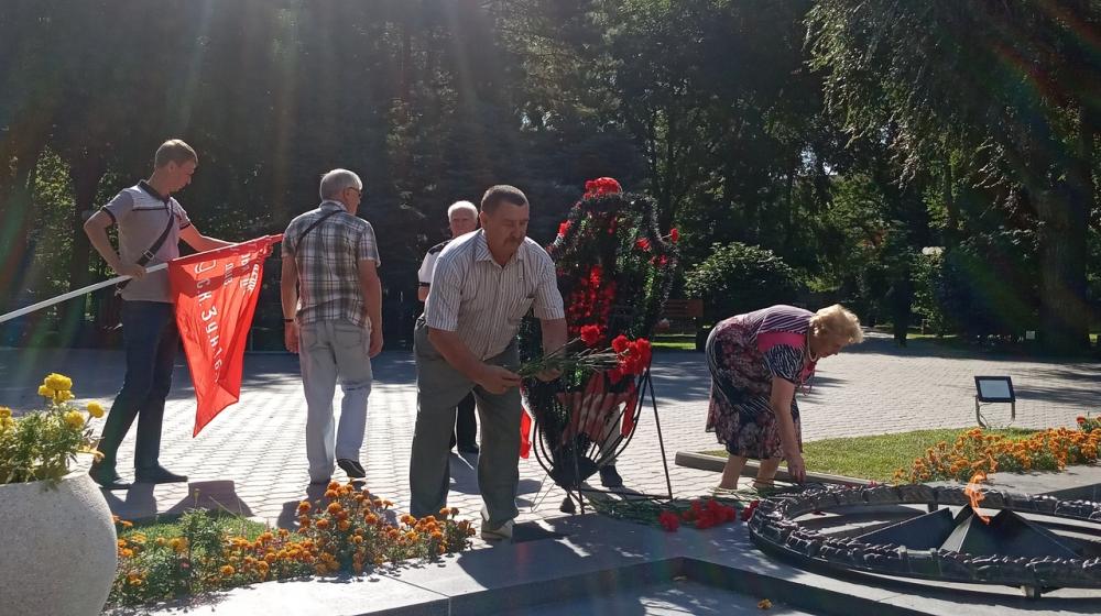 В день Победы над Японией астраханские коммунисты почтили память советских воинов