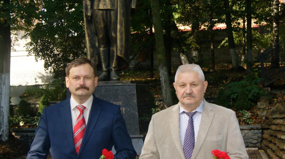 Кировские коммунисты возложили цветы к памятнику Дзержинскому