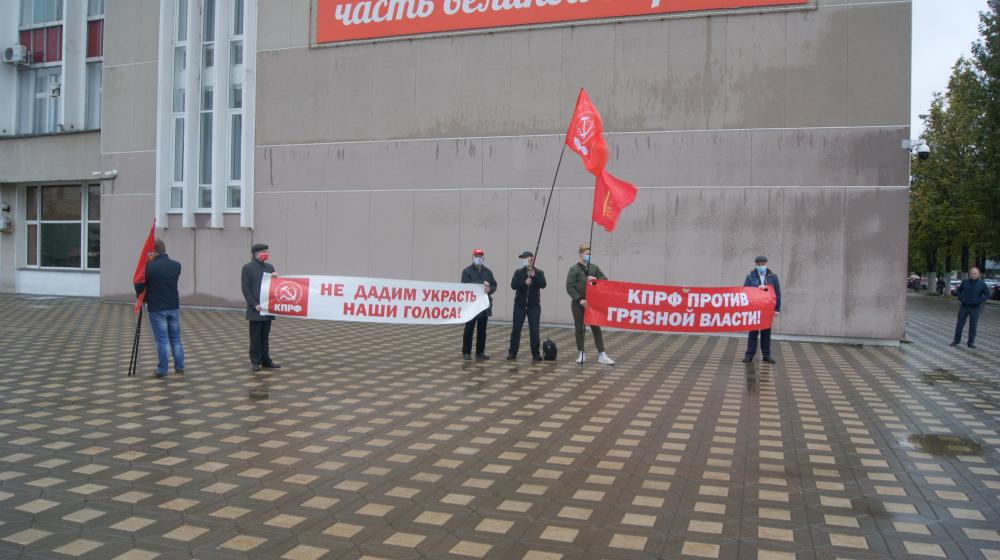 «КПРФ против грязной власти!». Кировские коммунисты провели акцию за отставку губернатора и председателя областного правительства