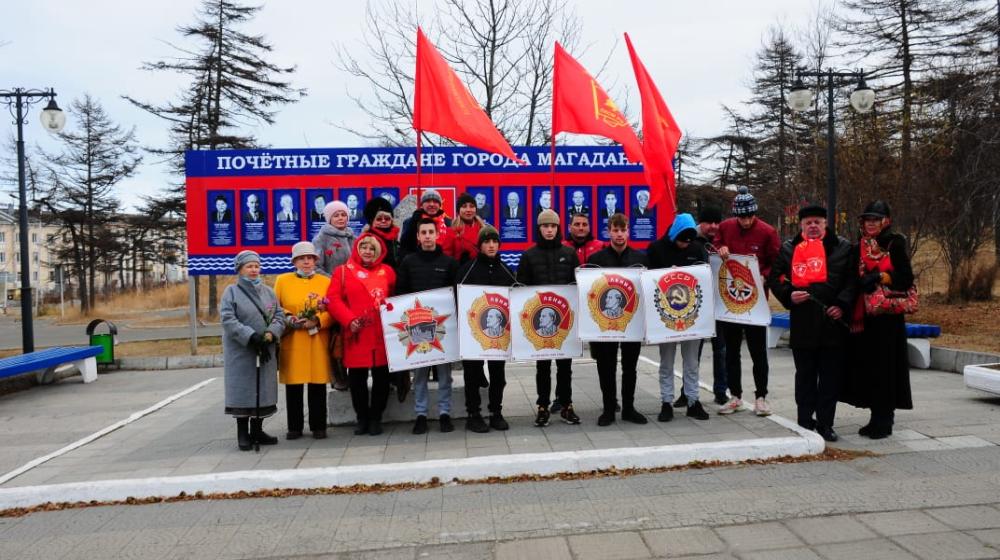 В день рождения Комсомола ветераны и молодые комсомольцы возложили цветы к памятнику «Ветеранам севера, труда и Комсомола» в г. Магадане