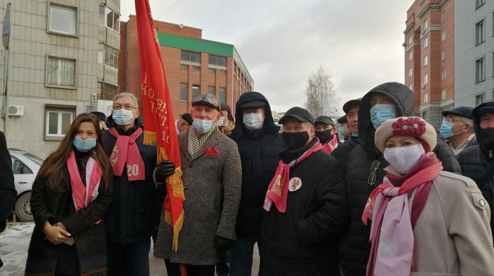 В Новосибирске открыли шестиметровый памятник, посвященный Ленинскому Комсомолу
