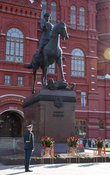 День Сухопутных войск. Г.А. Зюганов возложил цветы к Могиле Неизвестного Солдата и памятнику Г.К. Жукову