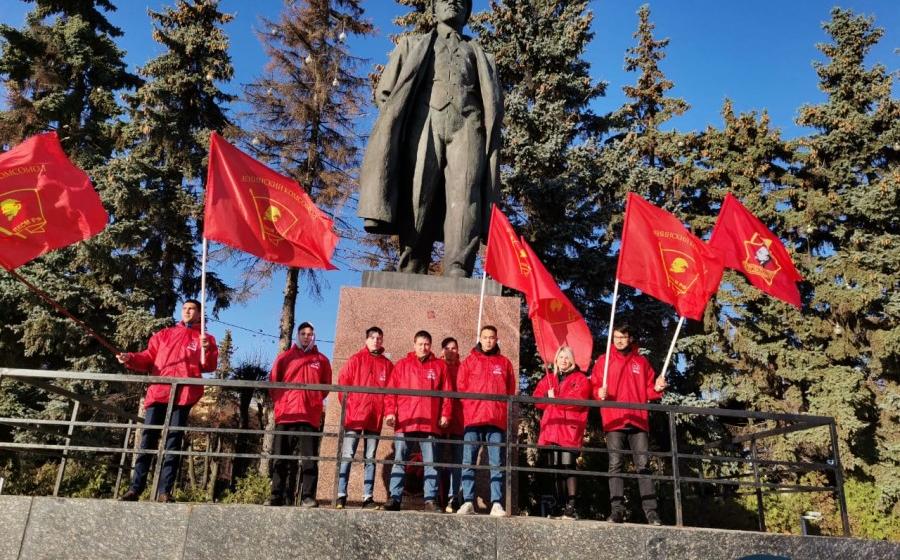 В Чувашии 102-ю годовщину комсомола отметили возложением цветов к памятнику В.И. Ленину и автопробегом