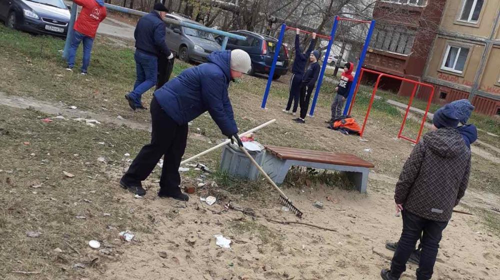 Нижегородские коммунисты и комсомольцы провели субботник в день 102-й годовщины образования Ленинского Комсомола