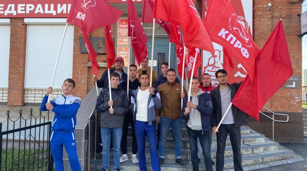В трагический день расстрела Верховного Совета чебоксарские коммунисты организовали автопробег «Не забудем! Не простим!»
