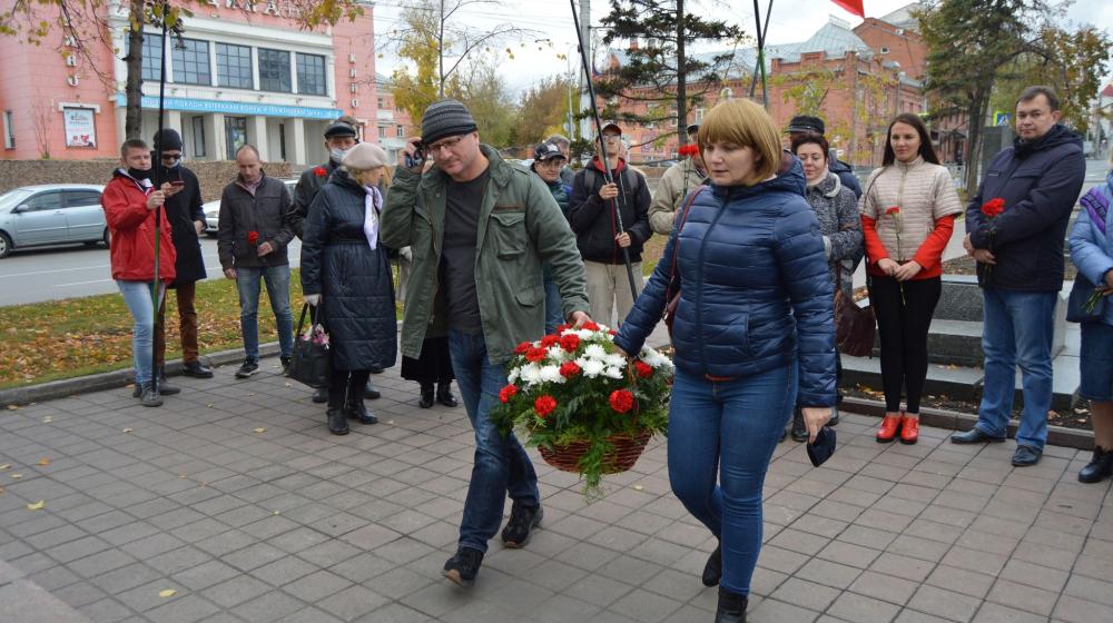 Барнаульские коммунисты провели памятную акцию, посвященные «Черному октябрю» 1993 года