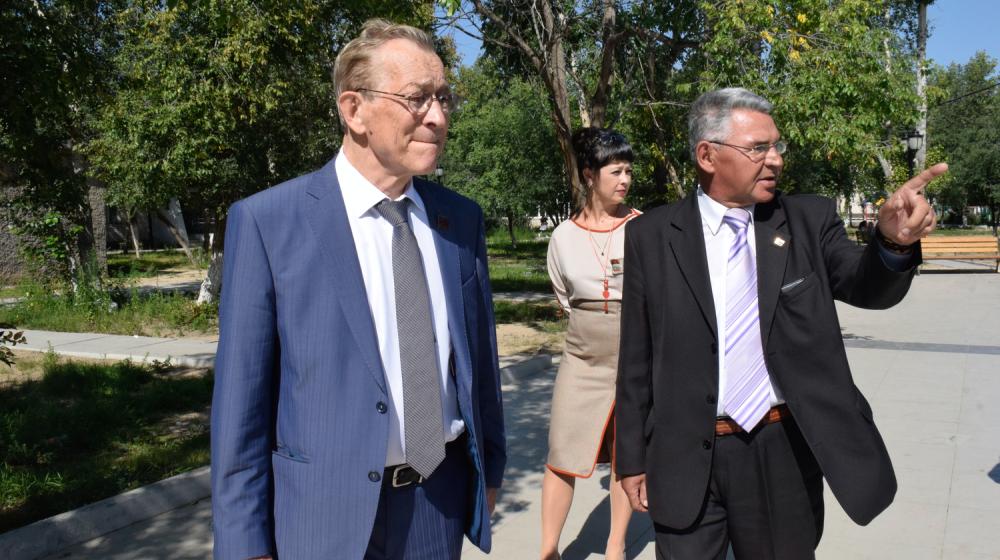 Депутат на округе. Владимир Поздняков принимает наказы избирателей