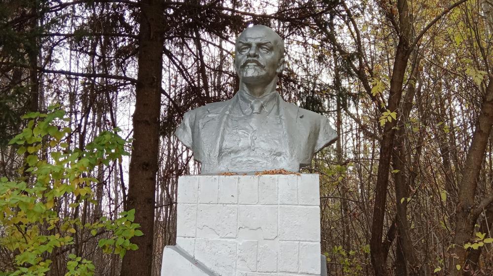 Нижегородская область. Ковернинские коммунисты отремонтировали шесть памятников и бюст Ленину