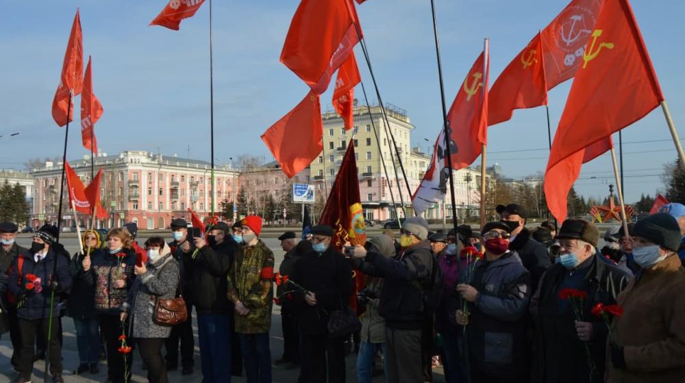 Барнаульские коммунисты организовали торжественное возложение цветов к памятнику В.И. Ленину на площади Советов