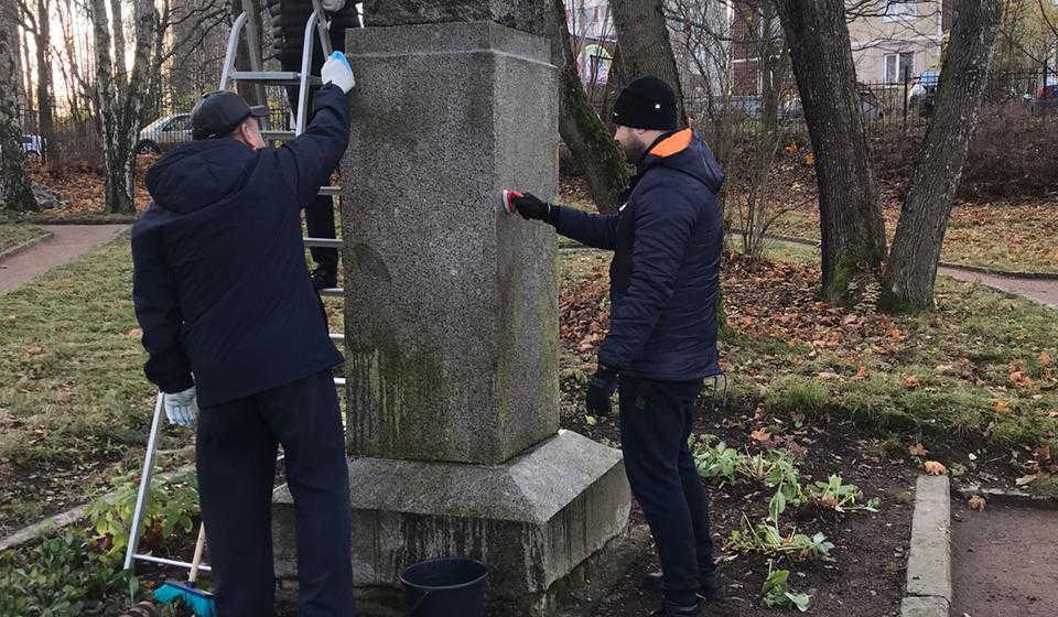 Ленинградская область. Коммунисты Выборга привели в порядок памятник Ленину