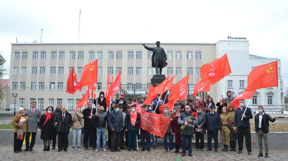 Астраханские коммунисты торжественно отметили 103-ю годовщину Великого Октября