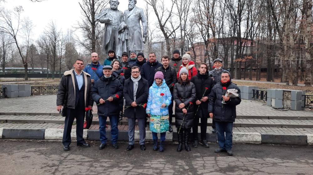 Коммунисты и комсомольцы Белгорода возложили цветы к памятнику К.Маркса и Ф.Энгельса