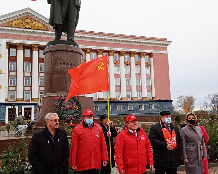 Курск. Н.Н. Иванов провел митинг и церемонию возложения цветов к памятнику В.И. Ленину в честь 103-й годовщины Великого Октября