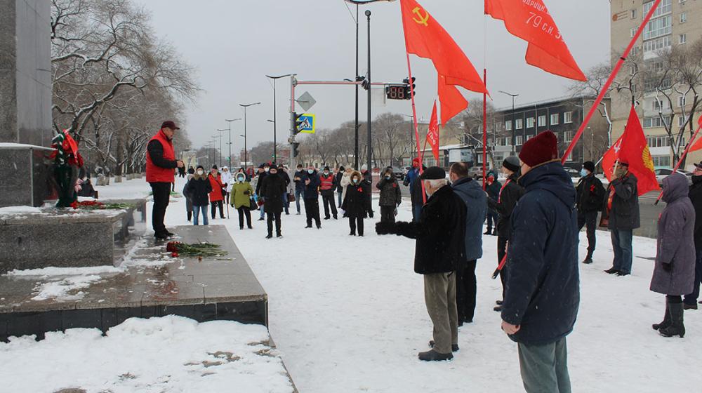 В Амурской области коммунисты возложили цветы к памятнику Ленина в день годовщины Великого Октября