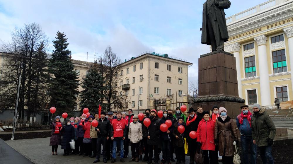 Удмуртские коммунисты и комсомольцы отправили Президента и буржуазное Правительство в Космос