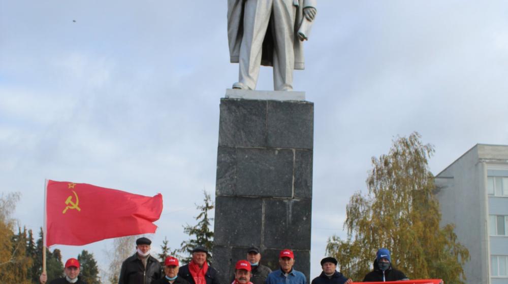Цветы к Ленину и вручение партбилетов – белгородские коммунисты отметили годовщину Великой Октябрьской социалистической революции