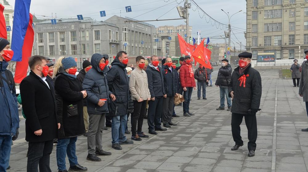Новосибирские коммунисты празднуют годовщину Великого Октября