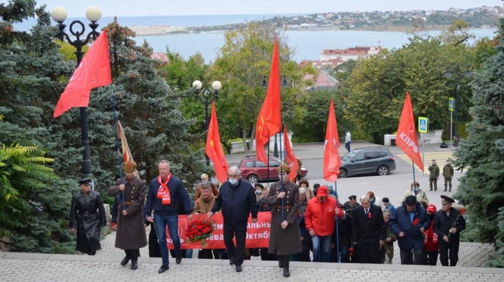 Севастопольцы отмечают 103-ю годовщину Великой Октябрьской социалистической революции