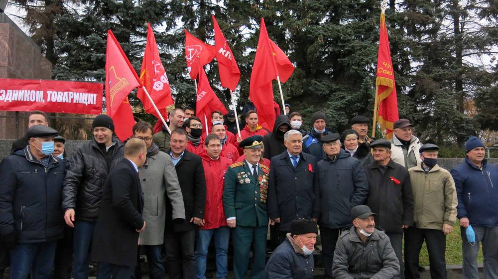 В Чувашии в честь 103-й годовщины Великого Октября возлагали цветы, проводили автопробеги и одиночные пикеты
