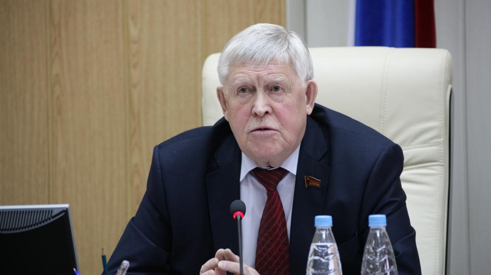 Лидер якутских коммунистов Виктор Губарев провел заседание согласительной комиссии по вопросам развития промышленности, ЖКХ и строительства