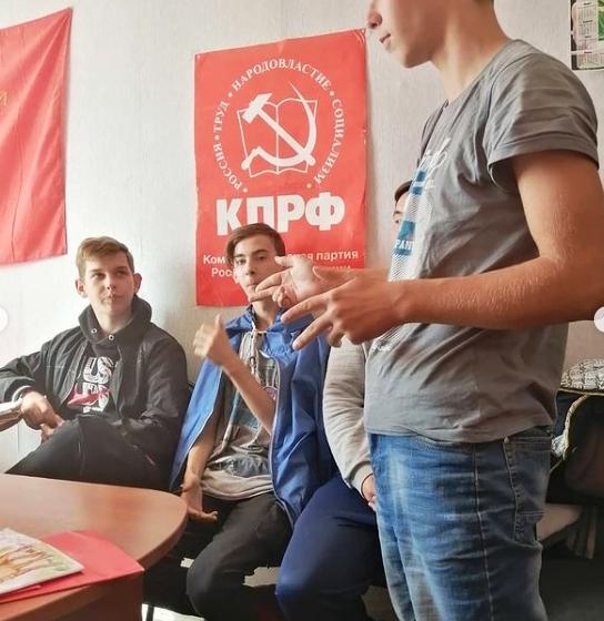 Саратовские коммунисты и комсомольцы поздравили горожан с наступающими новогодними праздниками