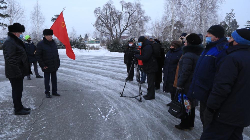 В Омске в Старом Кировске прошло традиционное возложение венков и цветов к памятнику павшим участникам Куломзинского восстания