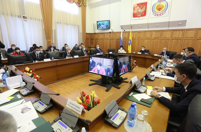Глава фракции КРО КПРФ в Народном Хурале проинспектировал принадлежащий Республике Калмыкия племзавод