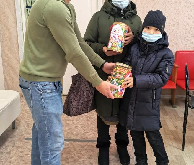Новогодние подарки - детям из малообеспеченных семей от депутата-коммуниста Саратовской облдумы Николая Бондаренко