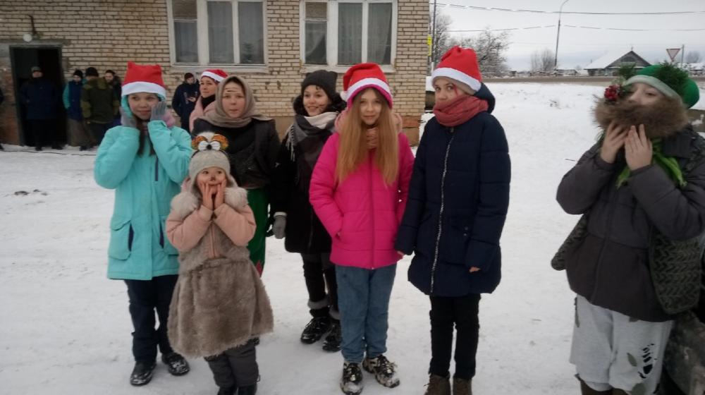 Новгородская область. Комсомольцы и пионеры из деревни Трубичино организовали новогодний утренник для детворы